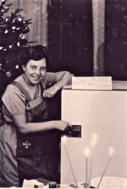 'Met muziek door het leven'. Iedereen wou een koelkast dus de reclame deed er niet toe. Toen nog niet.